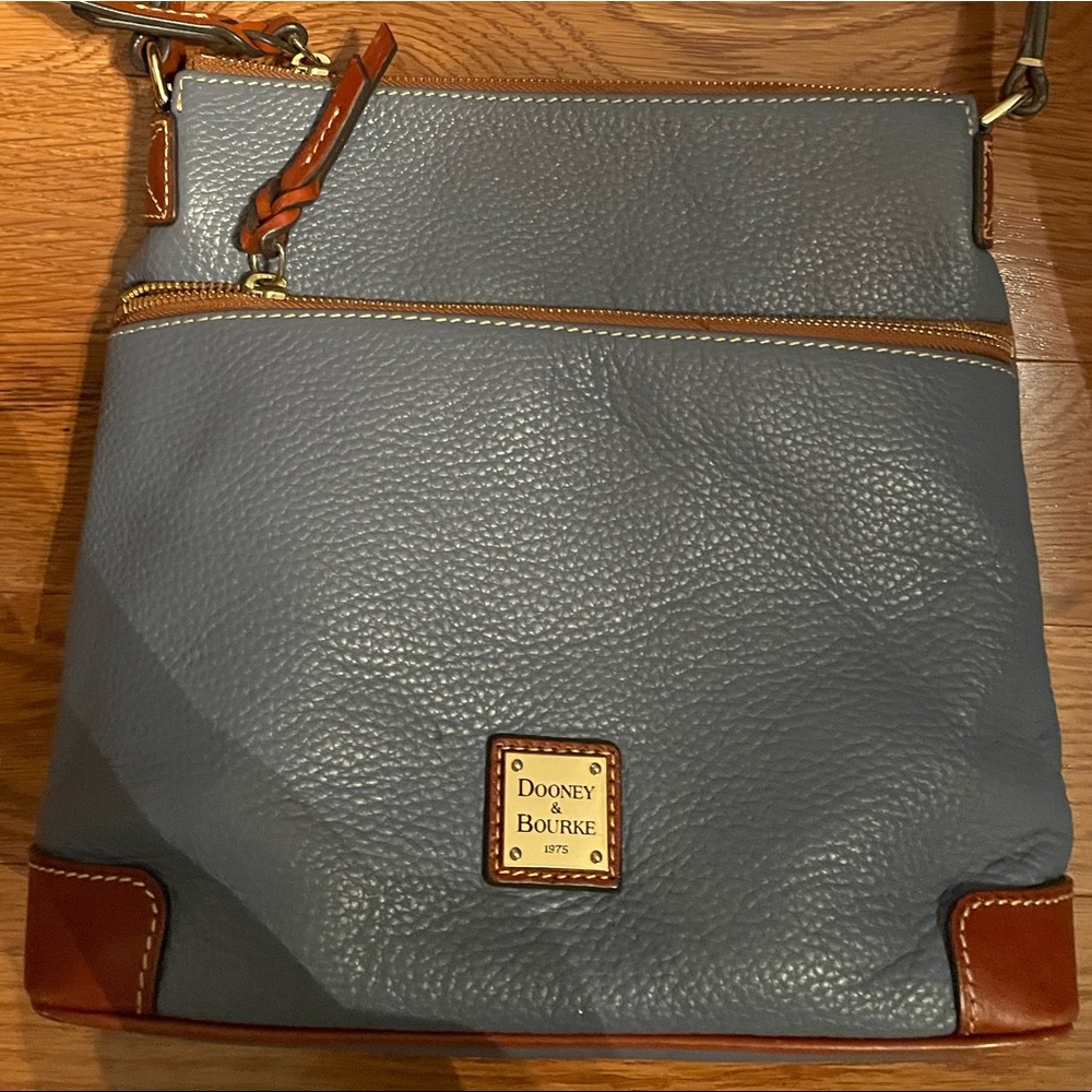 Dooney & Burke pebbled leather shoulder strap purse. Bag kept.